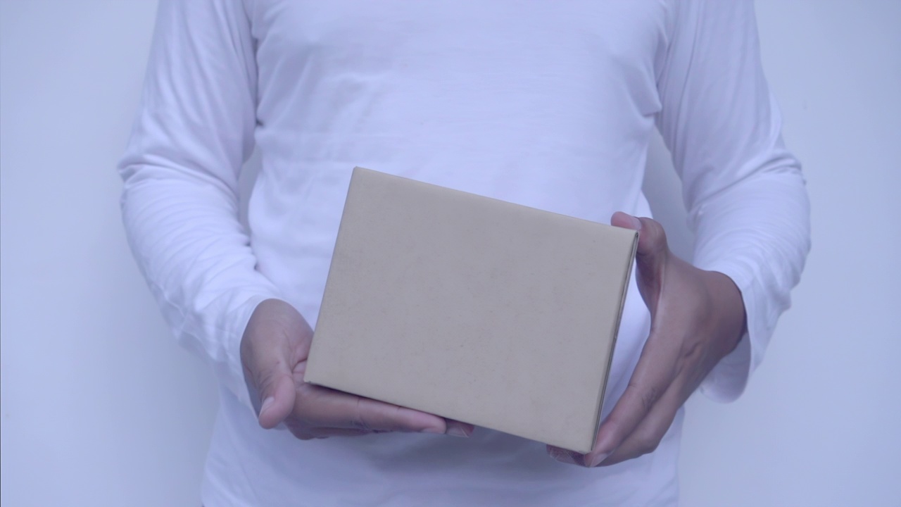 男性手上的棕色盒子慢动作视频素材