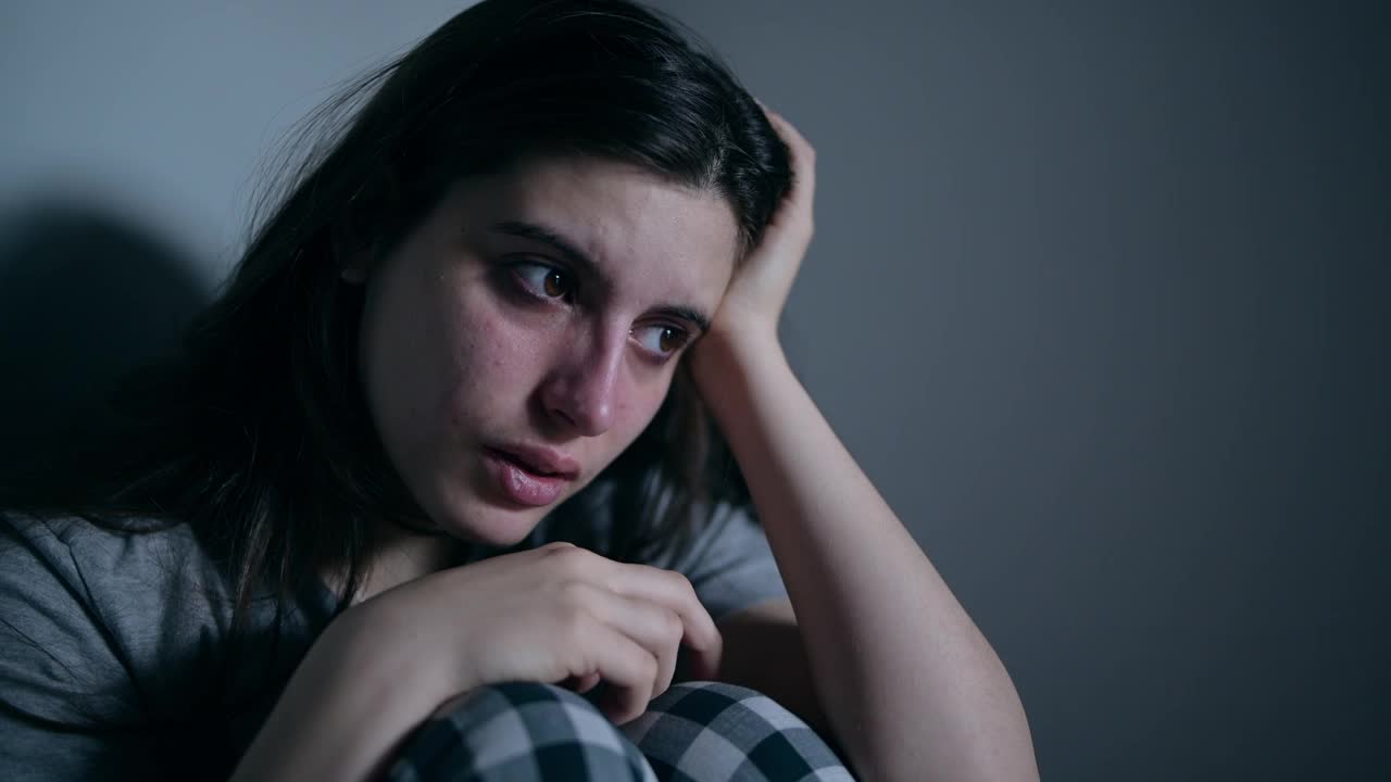 抑郁是腐化年轻女人的家庭。视频下载