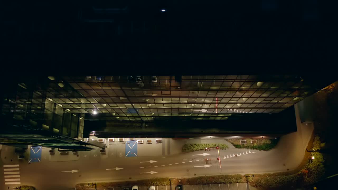 夜间的商业中心和办公楼。鸟瞰图视频素材