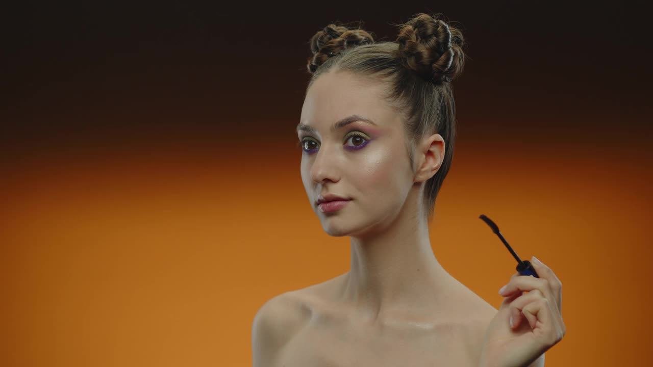 女人用刷子画睫毛和眉毛。视频素材