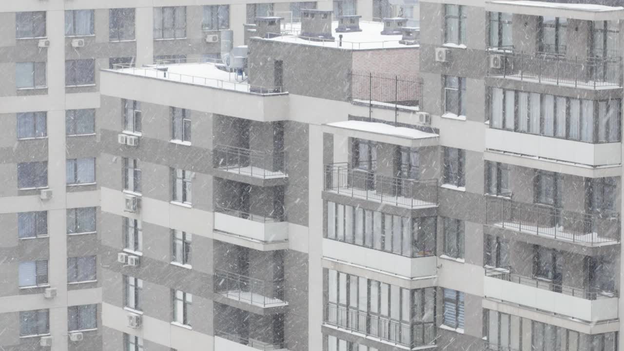 雪覆盖的房屋在城市视频下载