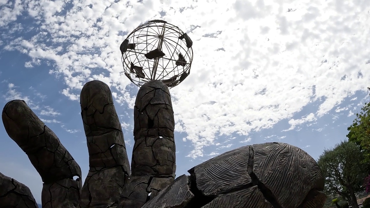 摩纳哥蒙特卡洛，适应花园中的命运之手雕塑视频下载