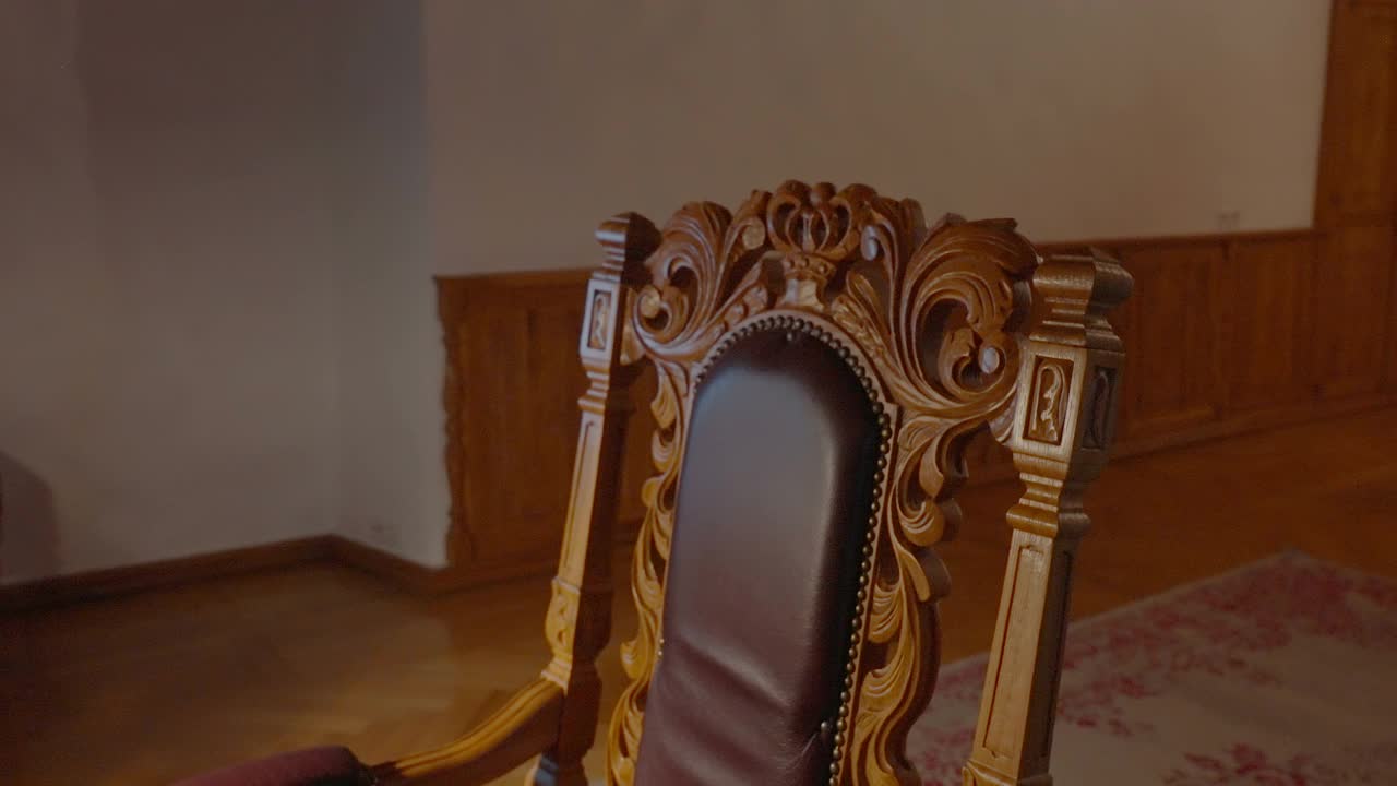 爱沙尼亚餐桌上的棕色旧椅子视频素材