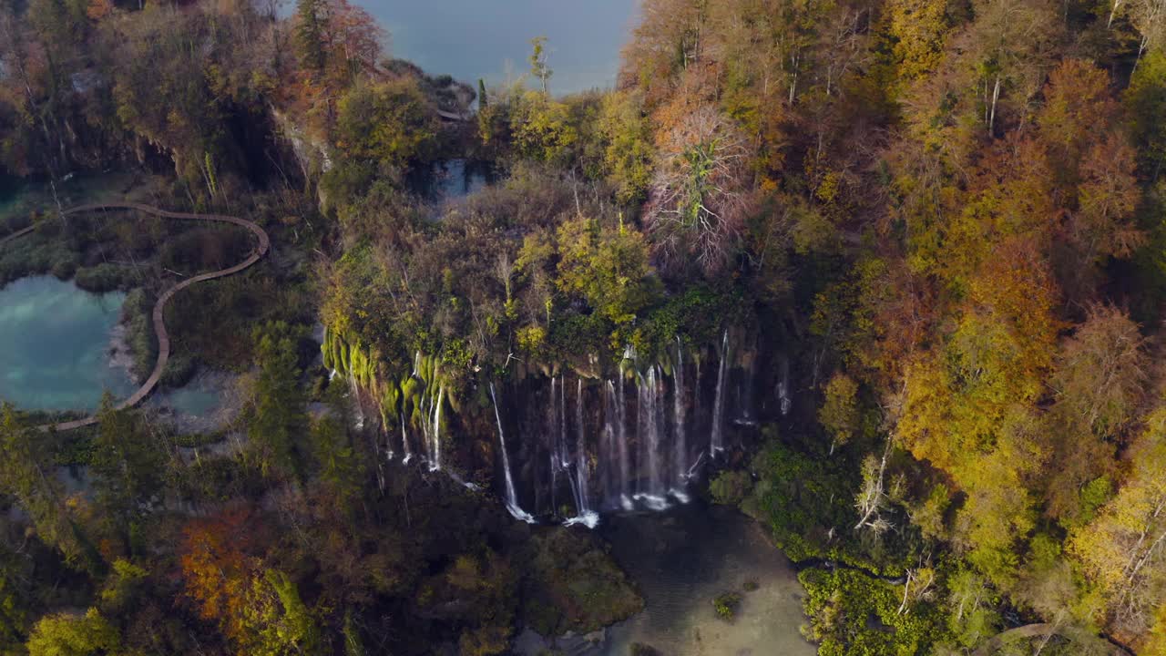 黎明时分，乘坐无人机飞越克罗地亚美丽的秋季Plitvice湖景观视频下载
