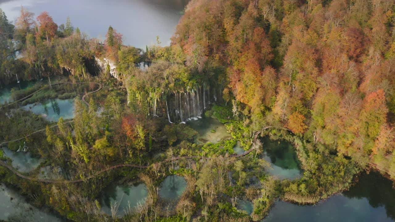 黎明时分，乘坐无人机飞越克罗地亚美丽的秋季Plitvice湖景观视频下载