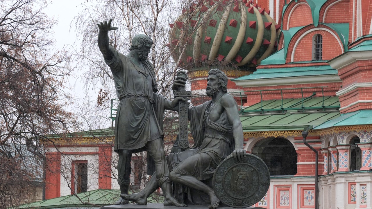 冬季，俄罗斯莫斯科，圣巴西尔大教堂和米宁和波扎尔斯基纪念碑视频素材