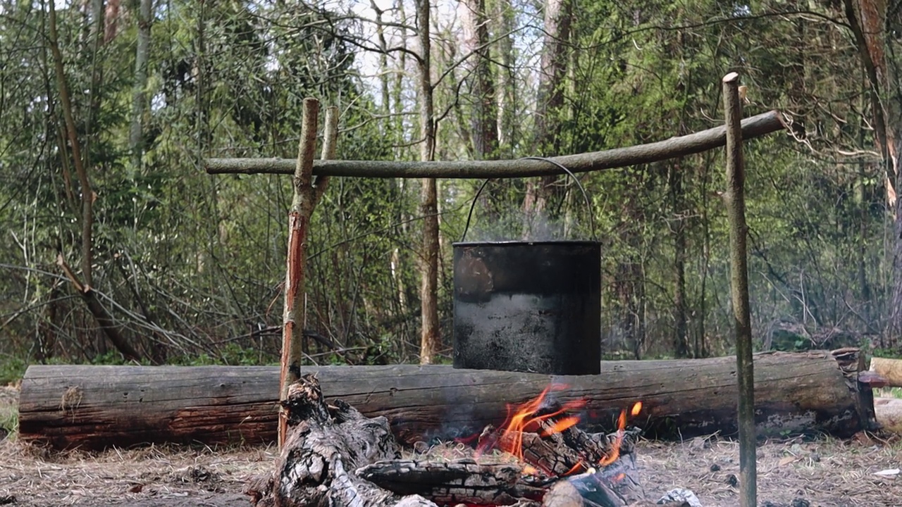 篝火上的大锅用于户外烹饪视频素材