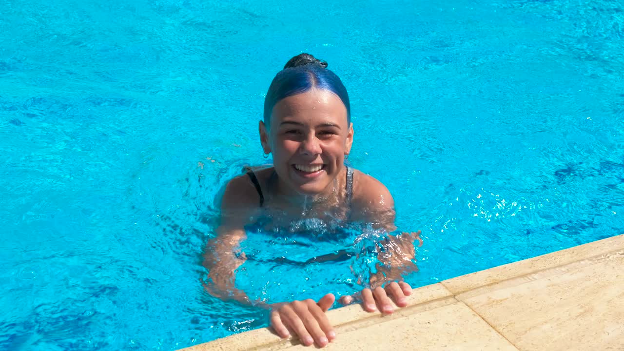 夏天孤独的青少年泳池度假。视频下载