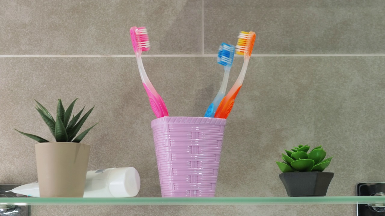 浴室里牙刷的定格动画。健康牙齿的概念视频下载