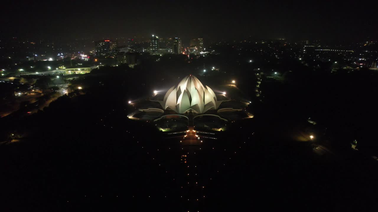 无人机拍摄的莲花寺一个佛教寺庙宝塔在印度新德里的夜晚视频素材