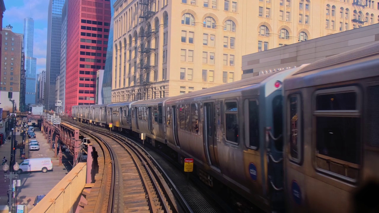 从火车乘客的角度看芝加哥的高架铁路运输视频素材