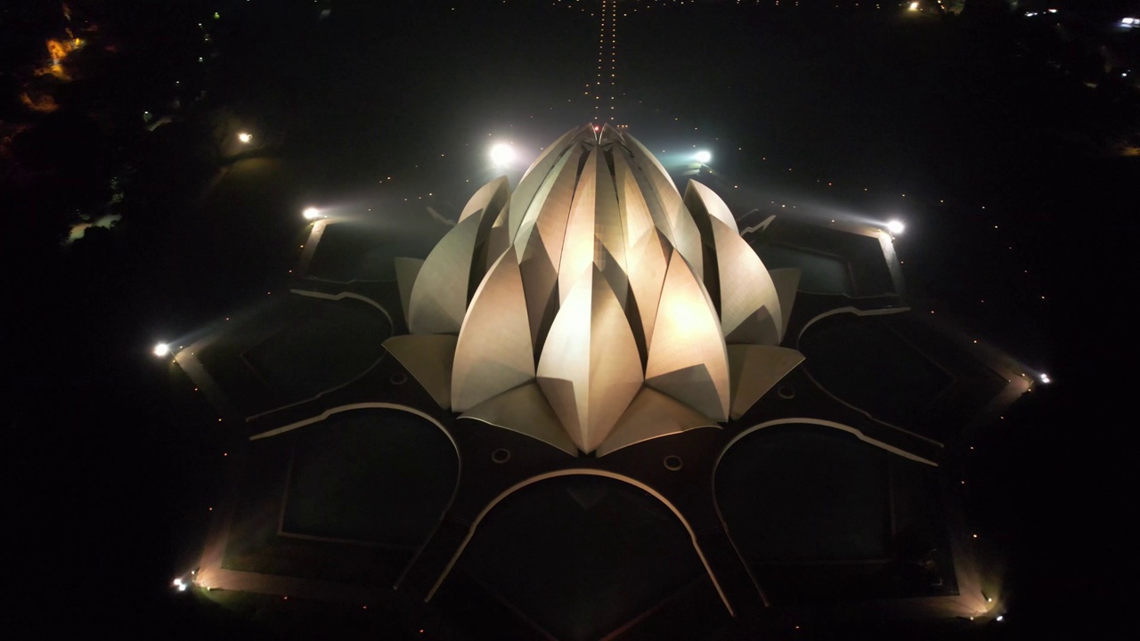 无人机拍摄的莲花寺一个佛教寺庙宝塔在印度新德里的夜晚视频素材