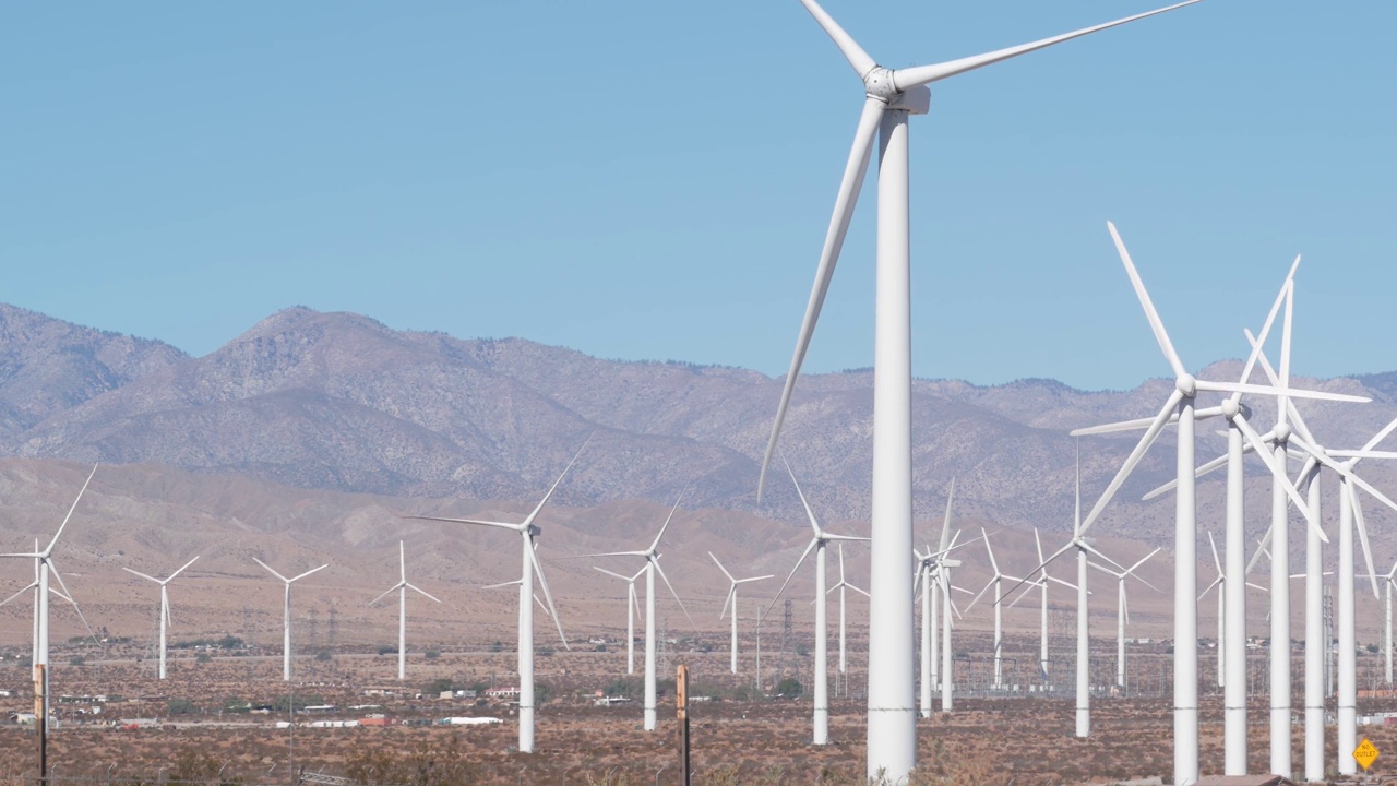 风电场上的风车，风力发电机。沙漠风电场，美国。视频下载