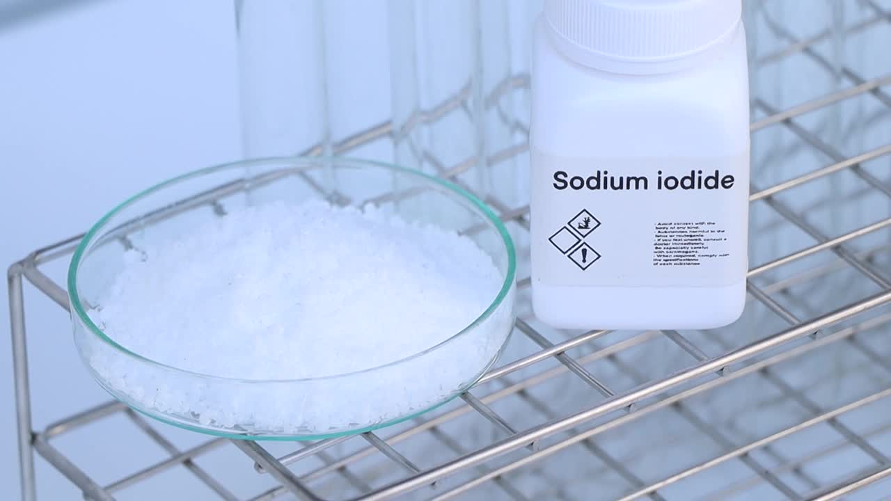 瓶中碘化钠，实验室和工业中的化学制品视频下载