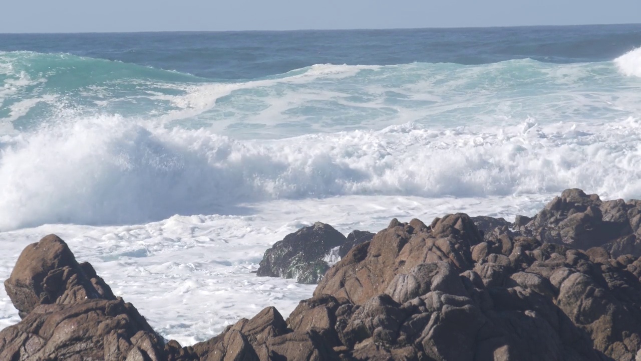 巨大的暴风雨海浪冲击着加利福尼亚海岸岩石嶙峋的海滩视频下载
