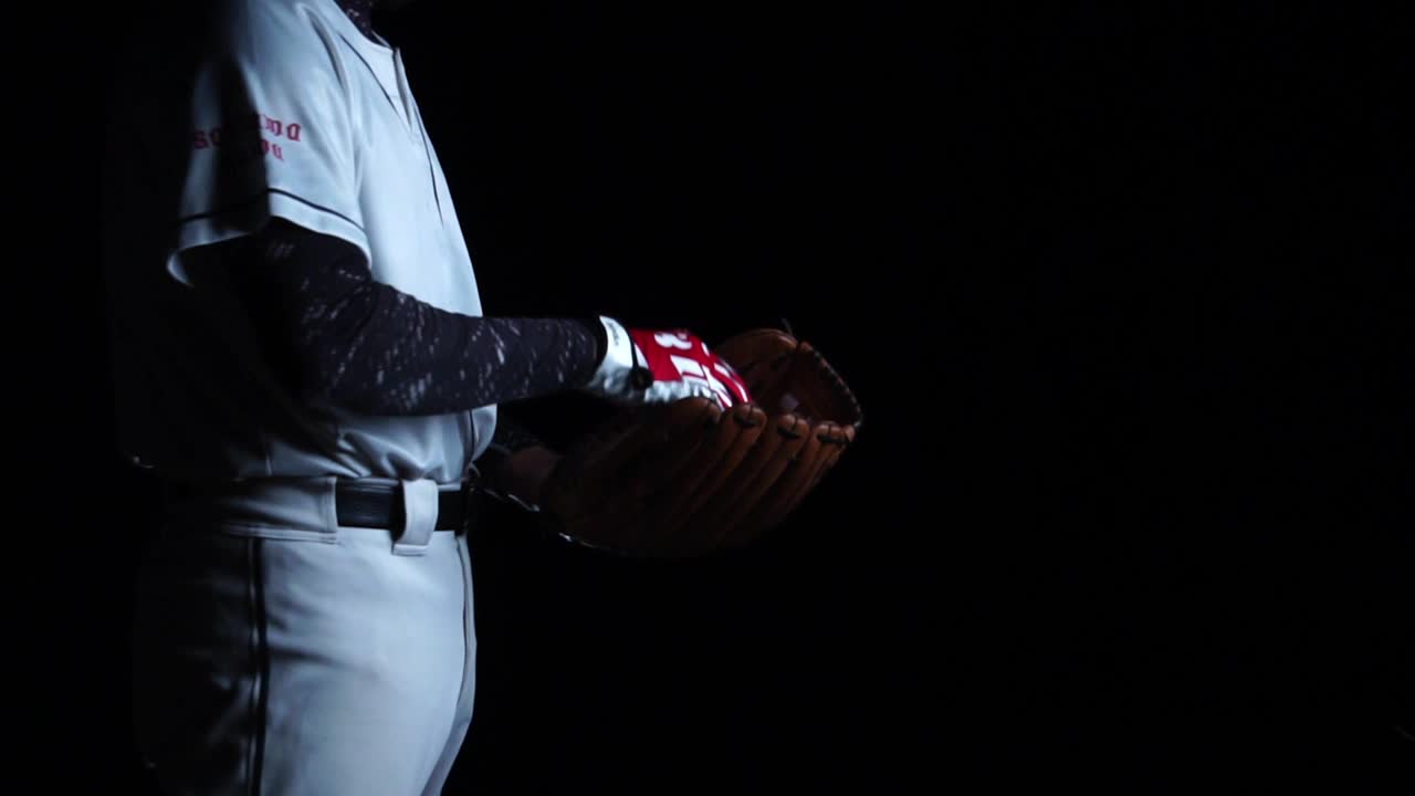 投球手:带着棒球和棒球手套的棒球运动员视频下载
