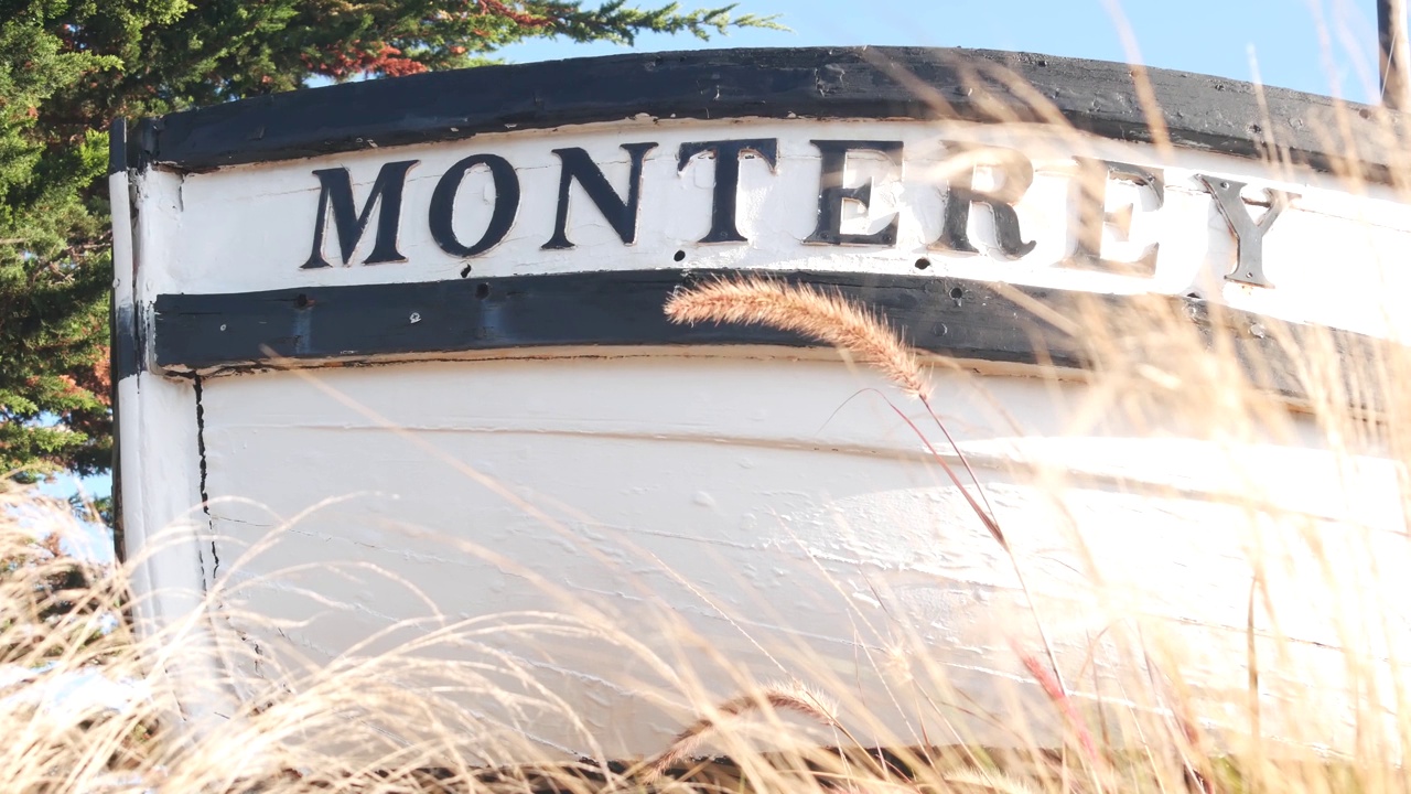 在罐头厂街和海湾水族馆附近的渔船船尾，蒙特利标志。视频下载