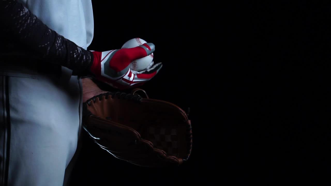 投球手:带着棒球和棒球手套的棒球运动员视频下载