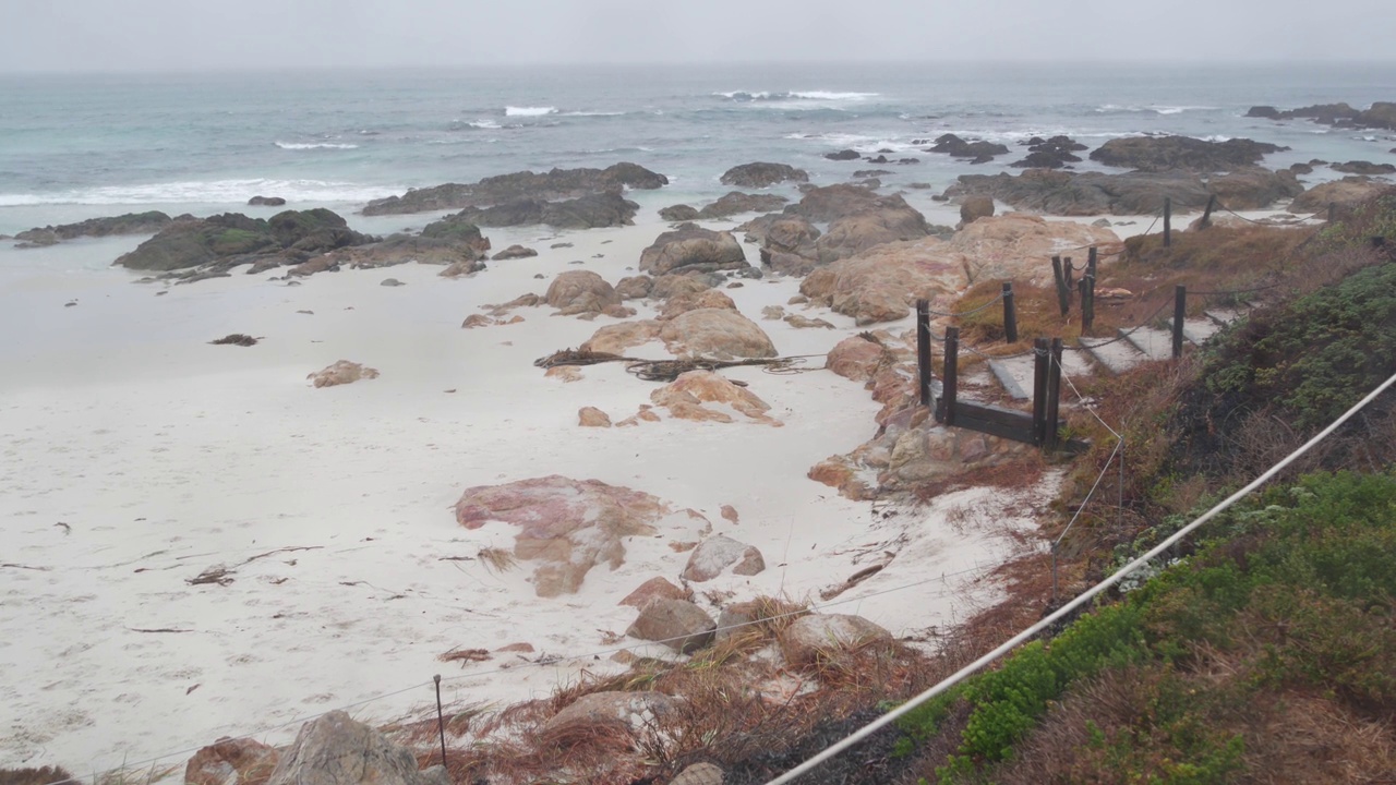 海洋沙滩沙丘，加州迷雾海岸。多雾多雨的天气，寒冷的大海。视频下载