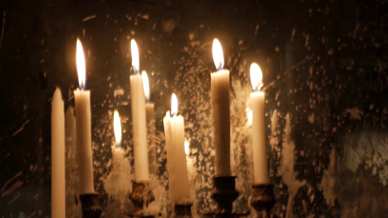 教堂里点燃的蜡烛视频素材