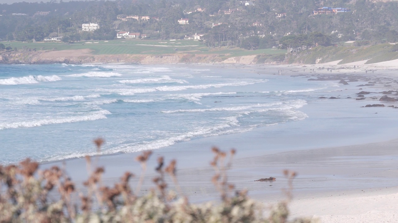 海洋沙滩，加利福尼亚海岸，海水海浪撞击。晴天，有雾视频下载