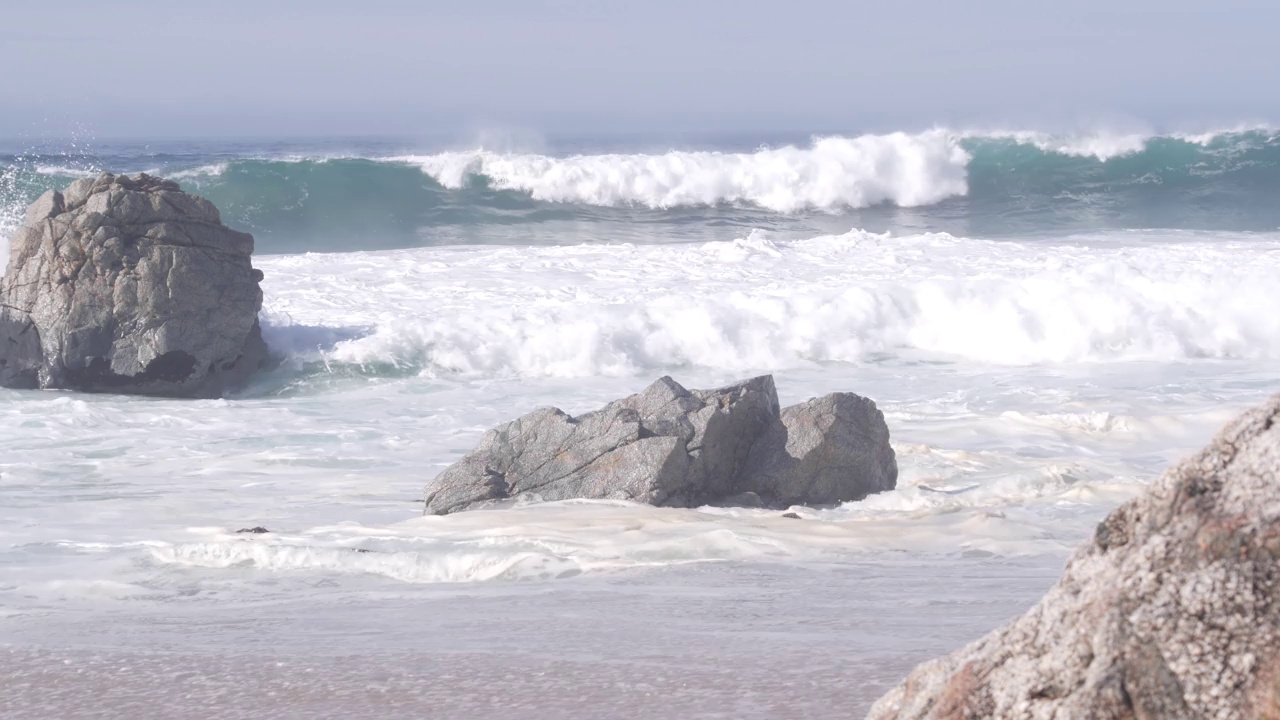 巨大的海浪撞击着海滩，海水泡沫飞溅，加利福尼亚海岸。视频下载