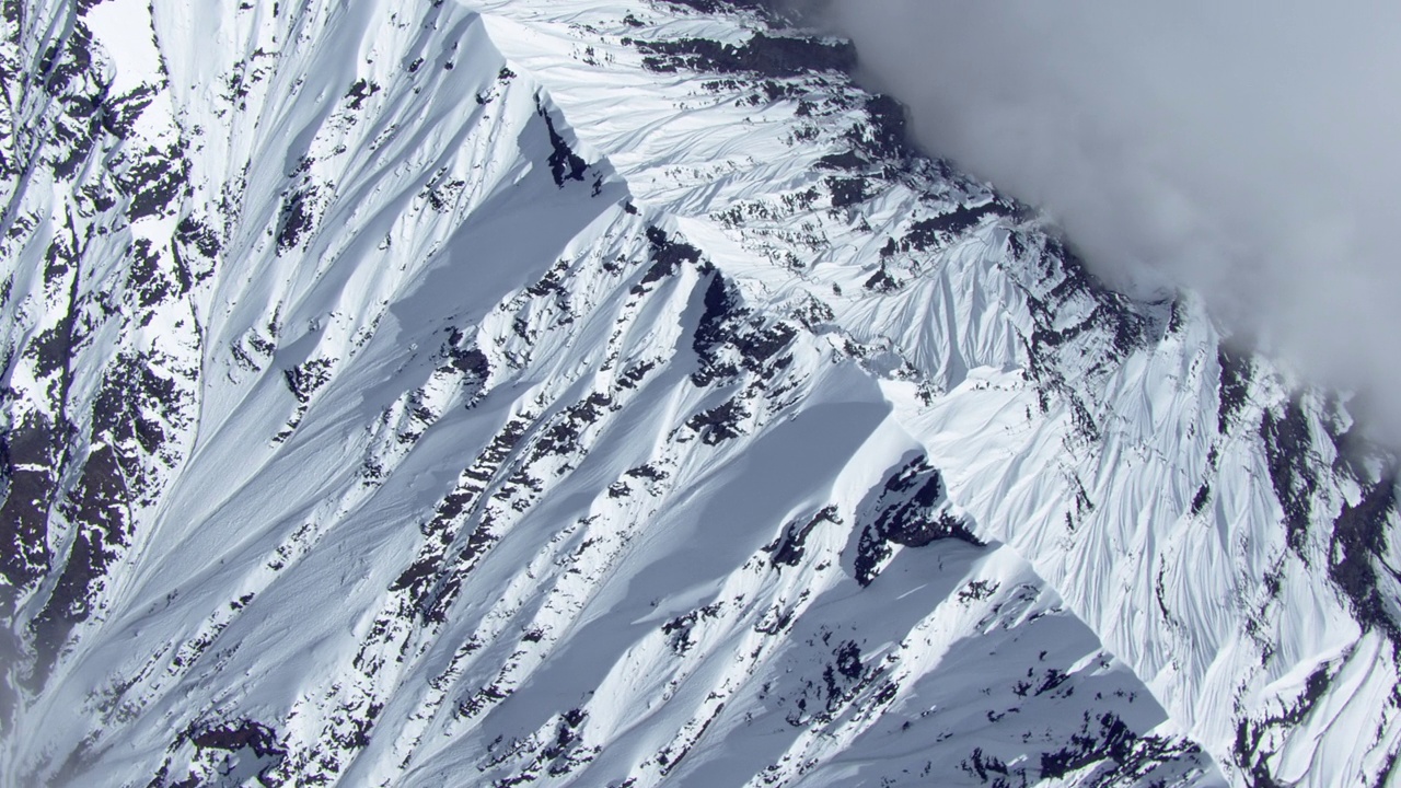 俯瞰白雪皑皑的山脊/德纳里国家公园，阿拉斯加视频下载