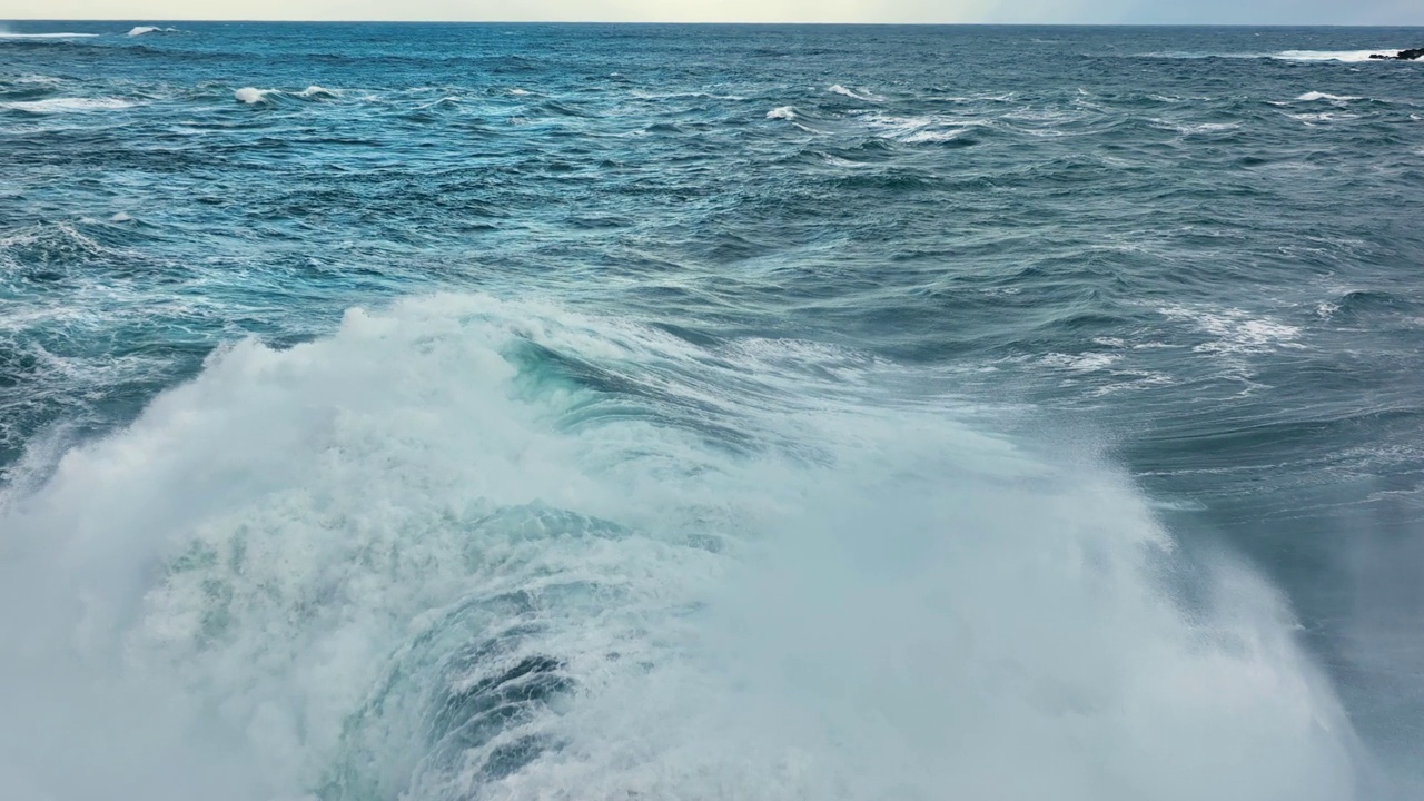 飞越大西洋的巨浪。空中拍摄用泡沫打破海浪。巨大的暴风雨海或海浪视频素材