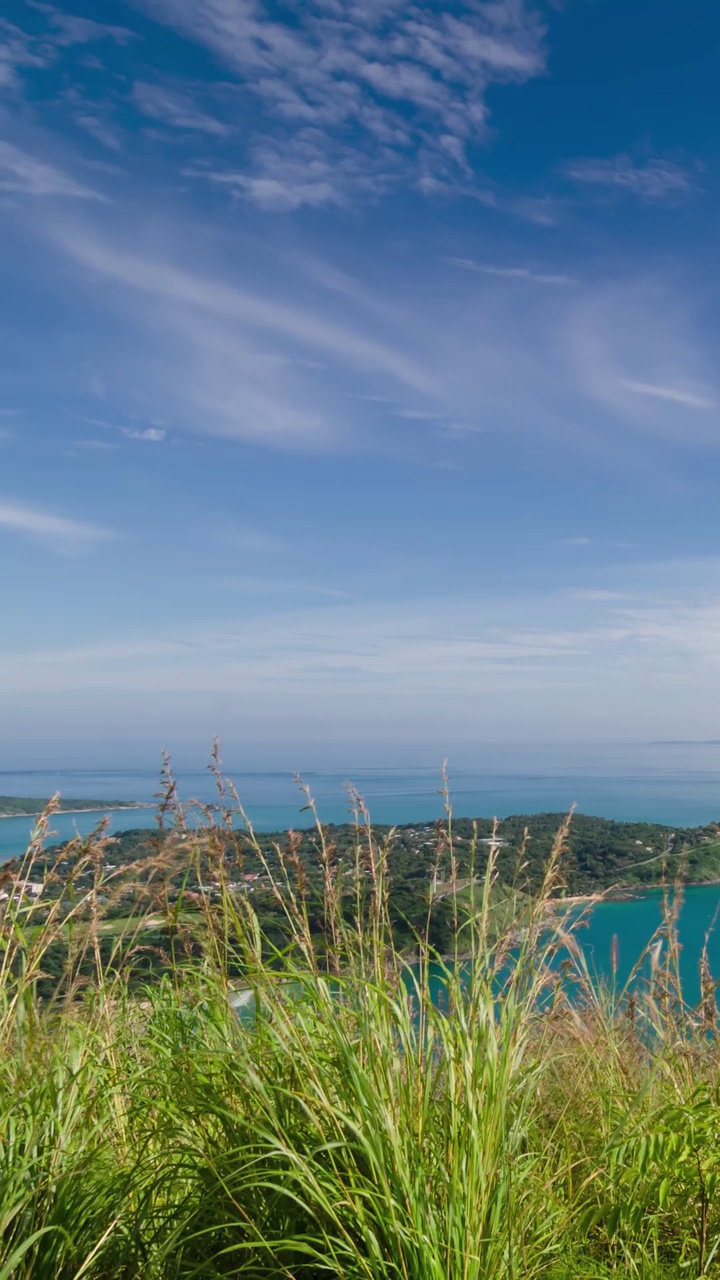 在阳光灿烂的日子里，泰国南部的海岸悬崖，普吉岛，夏季海洋中的山地岛的垂直时间差自然美景视频素材