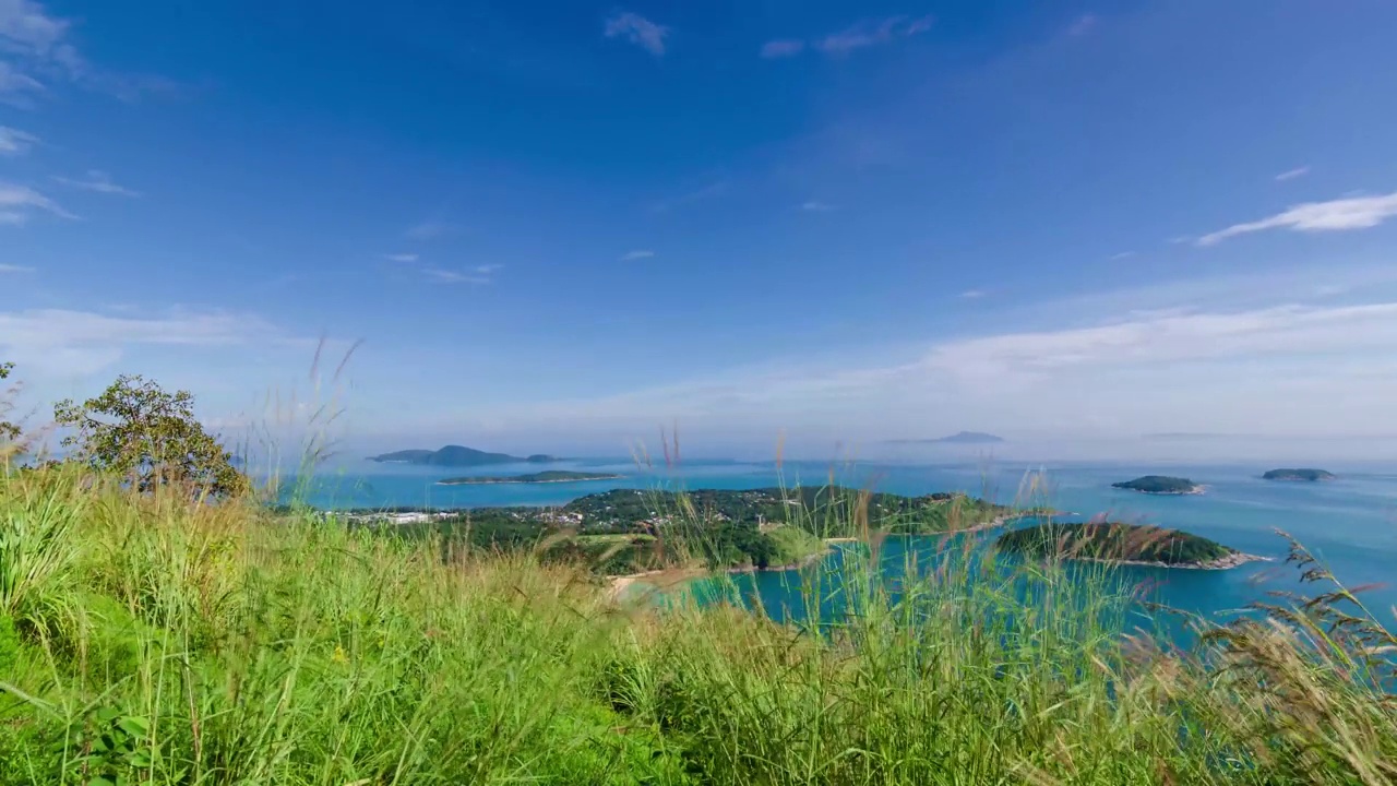 时光流逝的自然美景，海边悬崖在阳光灿烂的日子在泰国南部，普吉岛，山岛在海洋在夏天视频素材