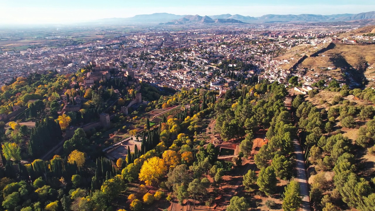 山谷，树木和植被在山区，格拉纳达。西班牙视频素材