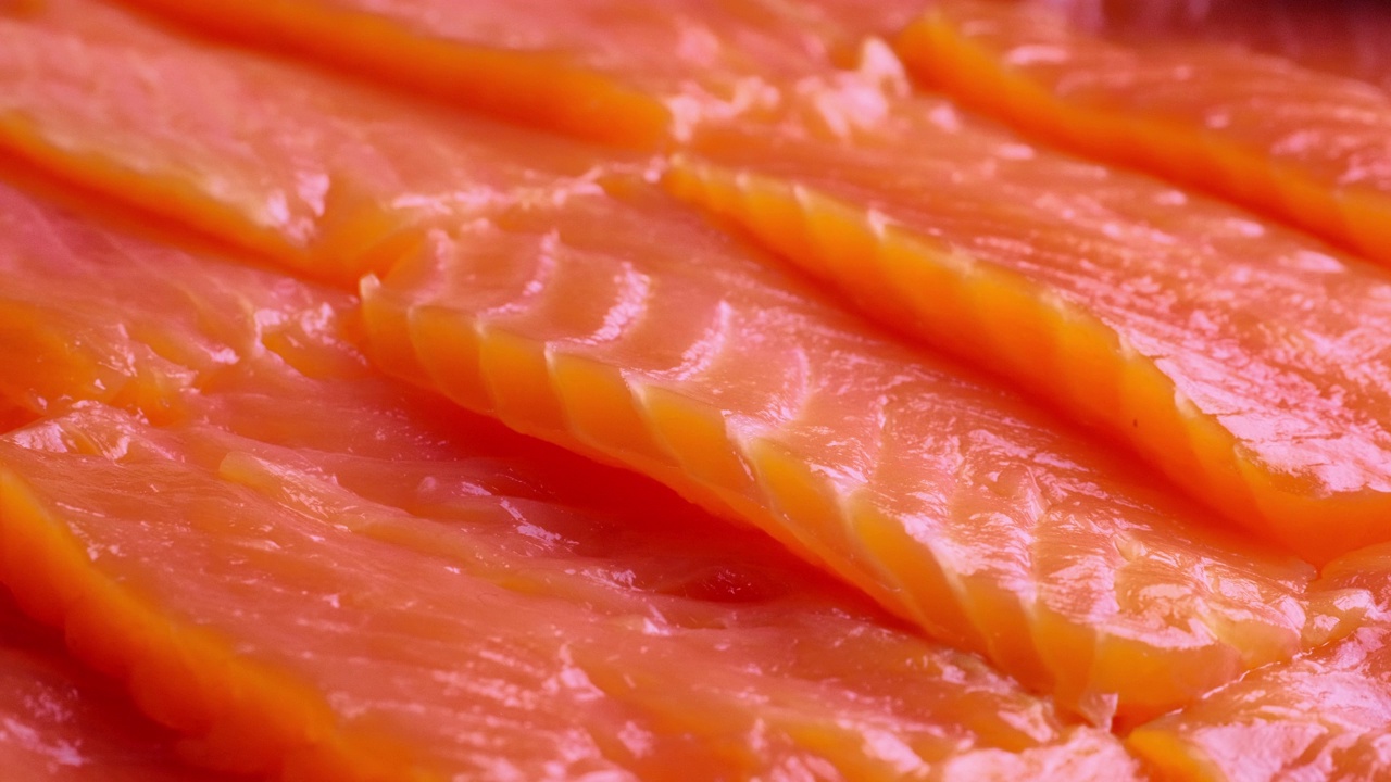 大量的三文鱼切片寿司或生鱼片，近距离详细的红鱼片视频，高质量的4k视频剪辑视频下载