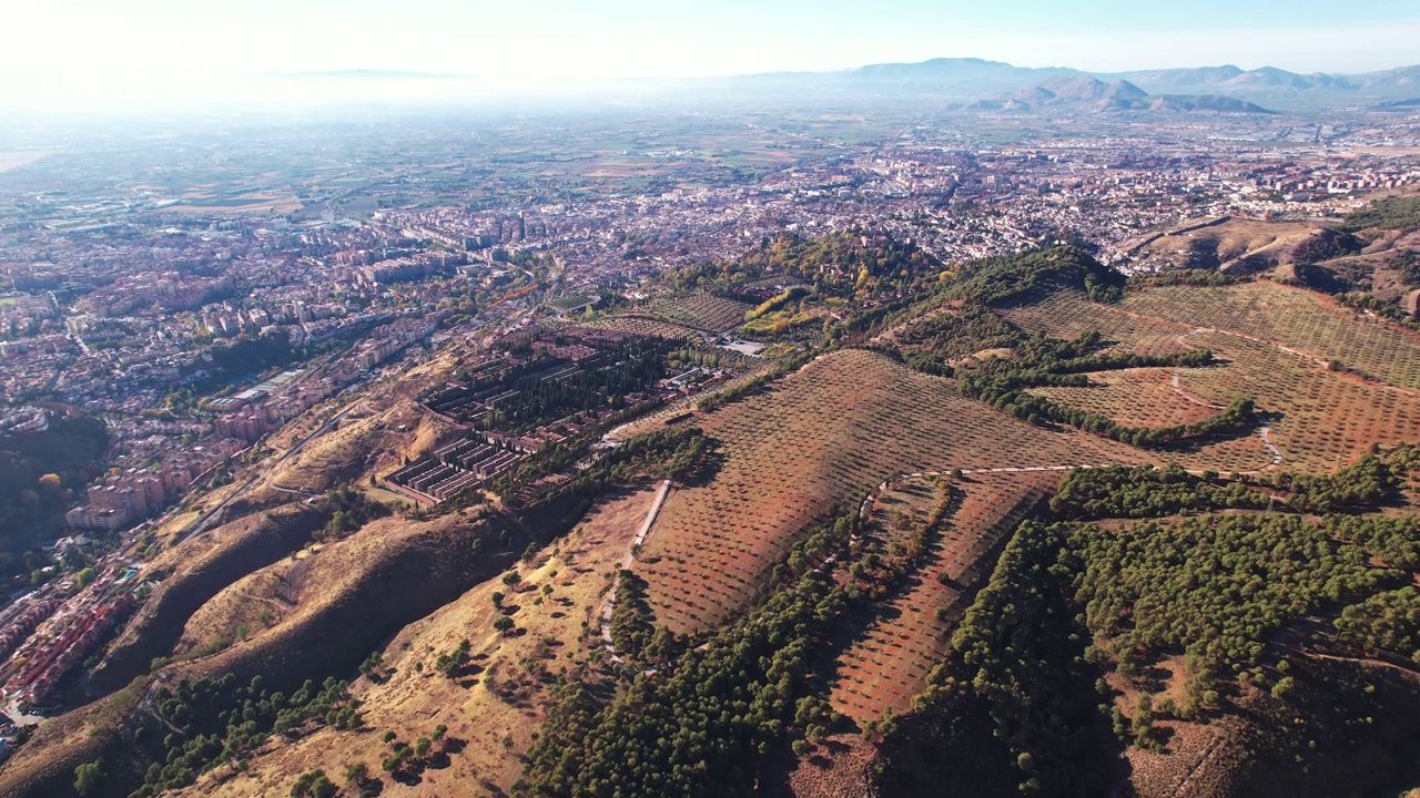 西班牙格拉纳达附近山谷的鸟瞰图视频素材