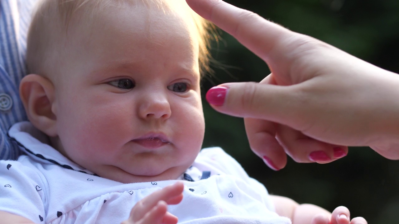 女性的手玩弄着婴儿的脸视频下载