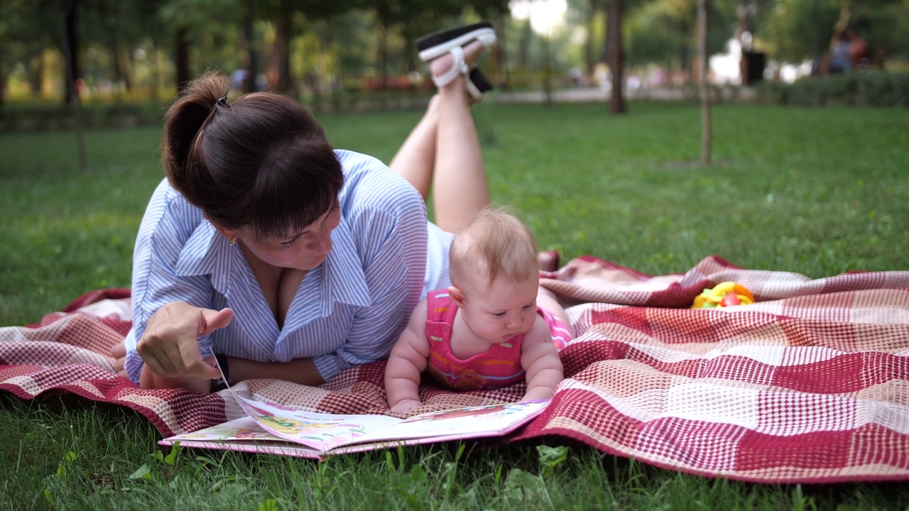 妈妈和宝宝在公园里阅读视频下载