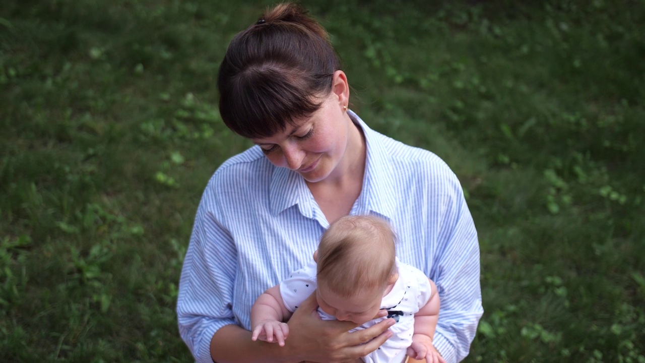 妈妈抱着小女婴在户外视频下载