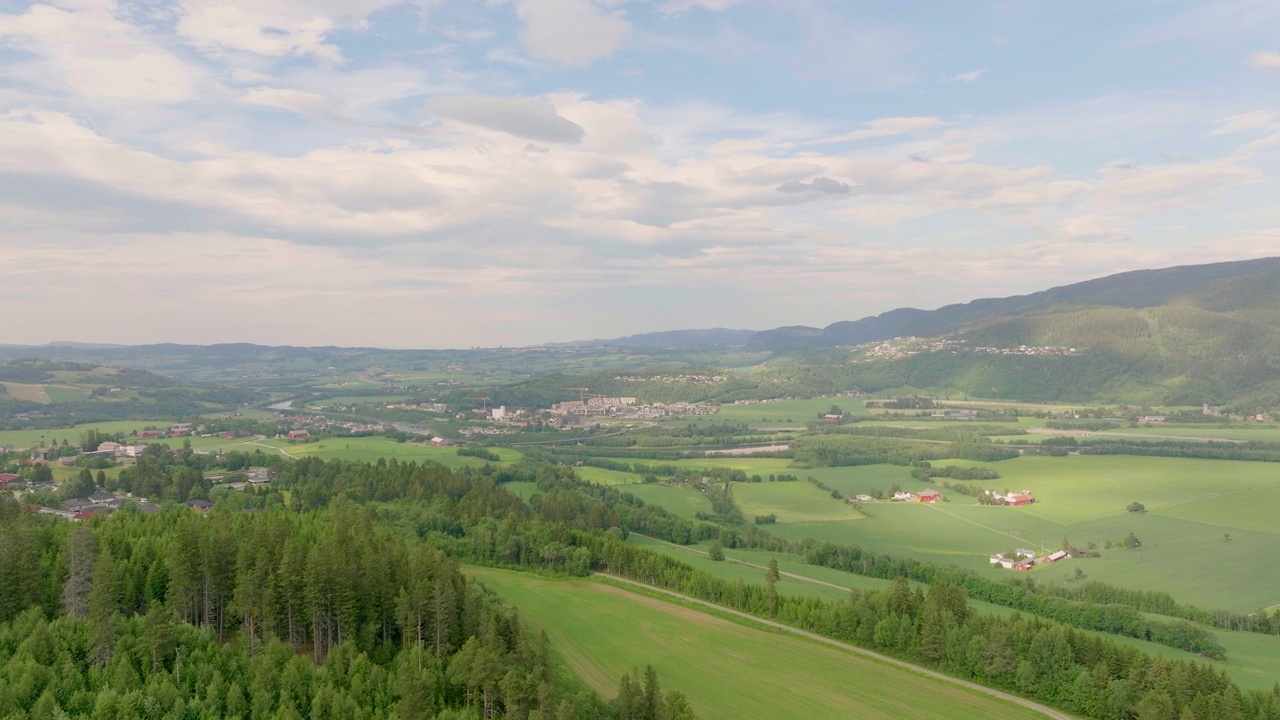 挪威特隆德拉格特隆赫姆乡村地区的绿色森林、草地和山脉的白天景观。——空中视频素材