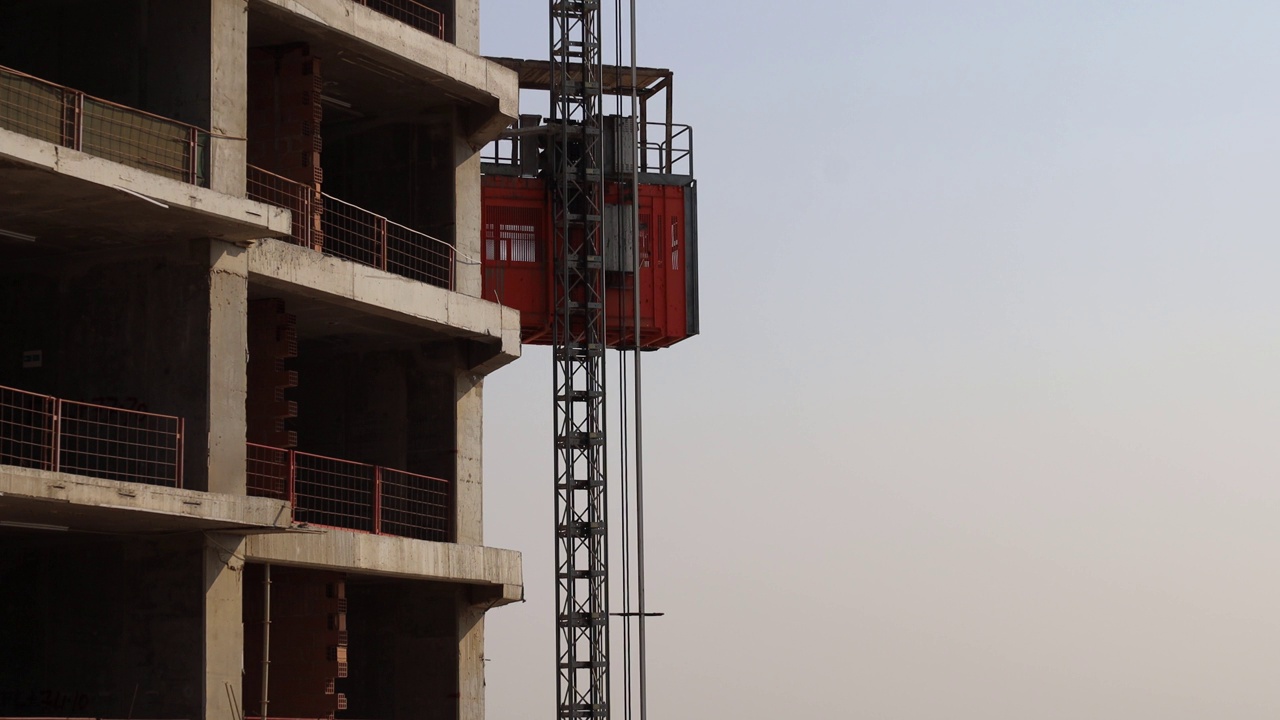 施工项目中工人乘坐施工电梯视频下载