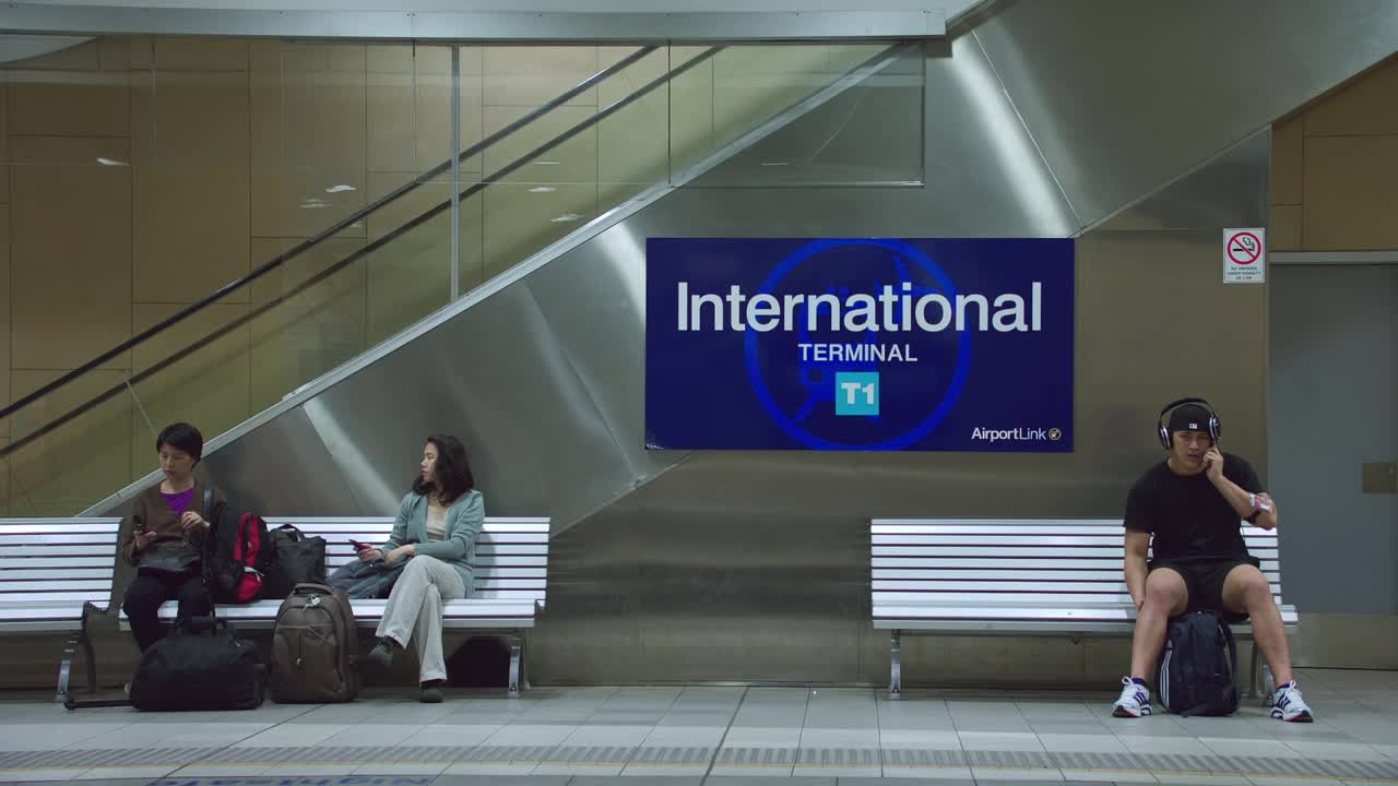 澳大利亚悉尼SYD (YSSY)，人们坐在长椅上等火车视频下载