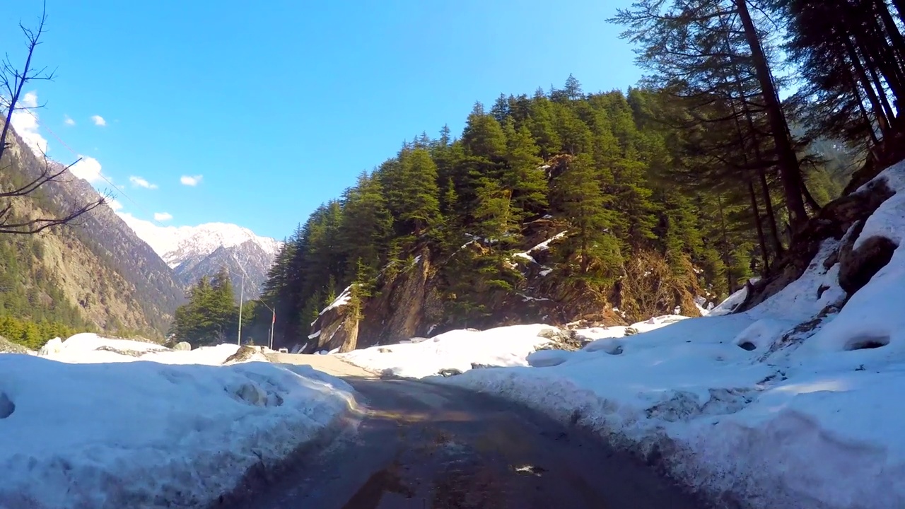 Gangotri路线上的雪地公路视频素材