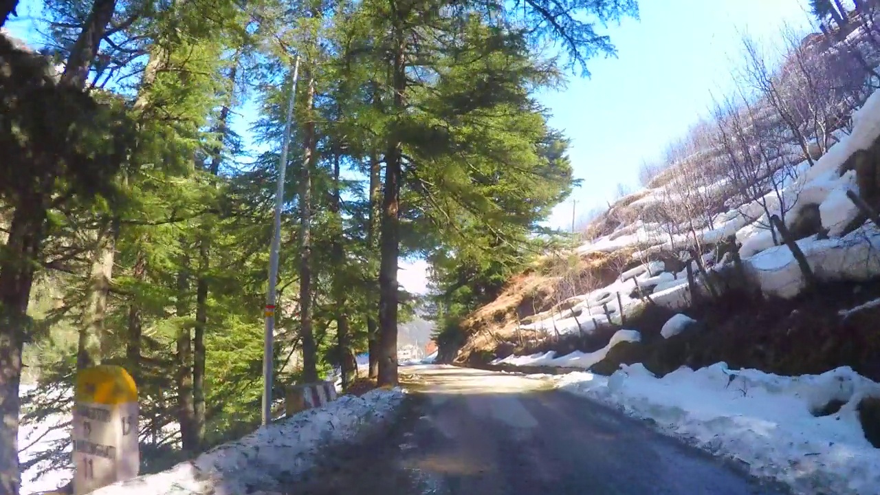 冬季Gangotri路线的雪路视频素材