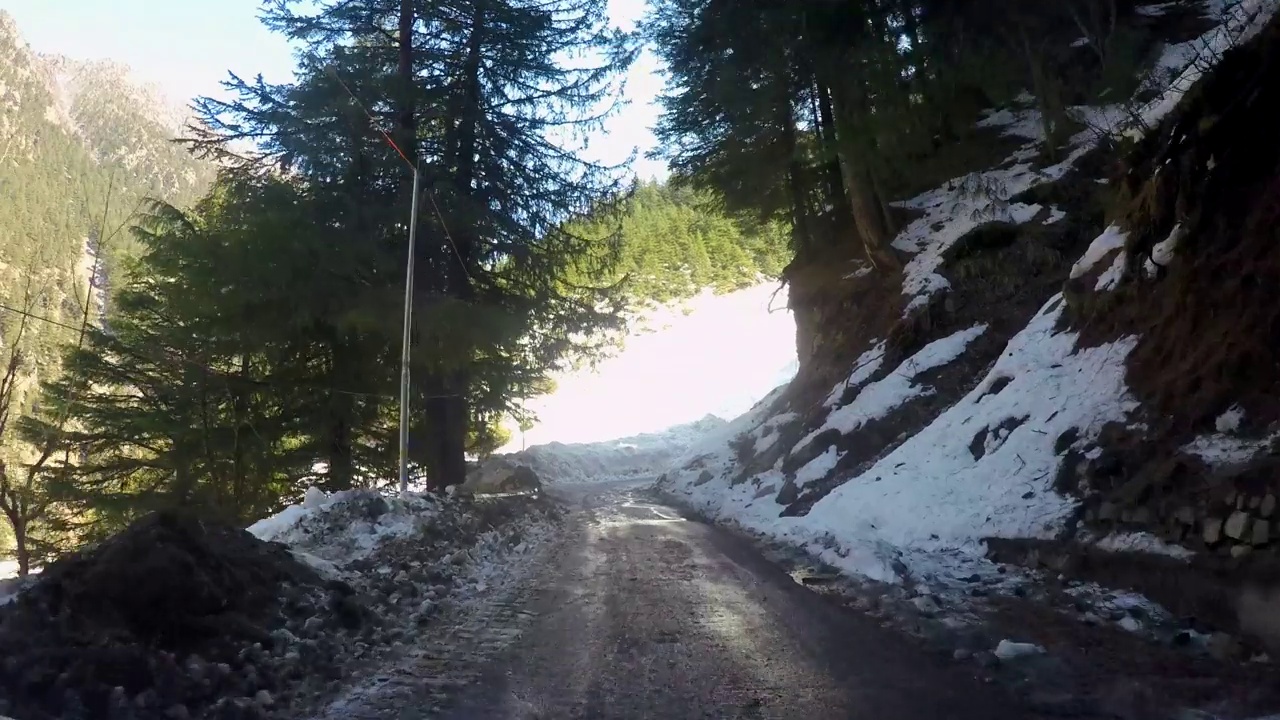 雪路在冰山路线和松林甘戈特里视频素材