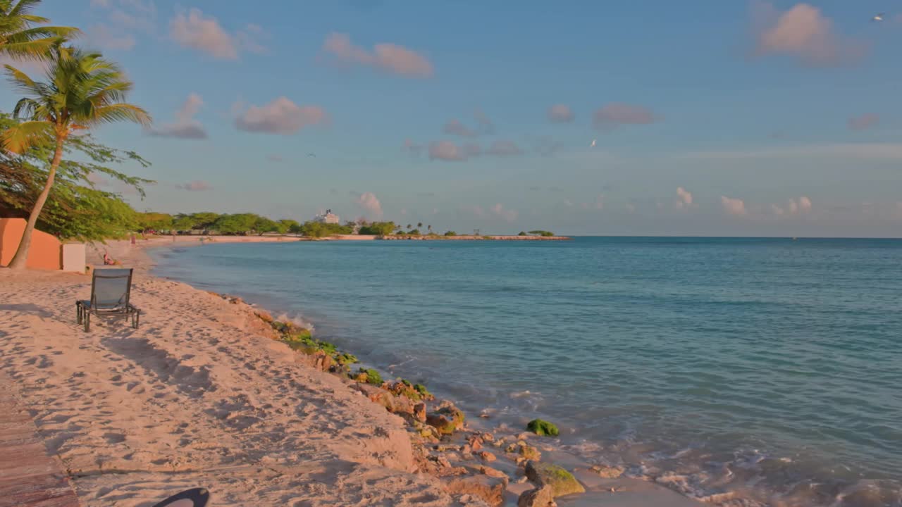 美丽的日出的加勒比海与平静的蓝绿色的水融合在地平线上的蓝天。阿鲁巴岛。视频素材