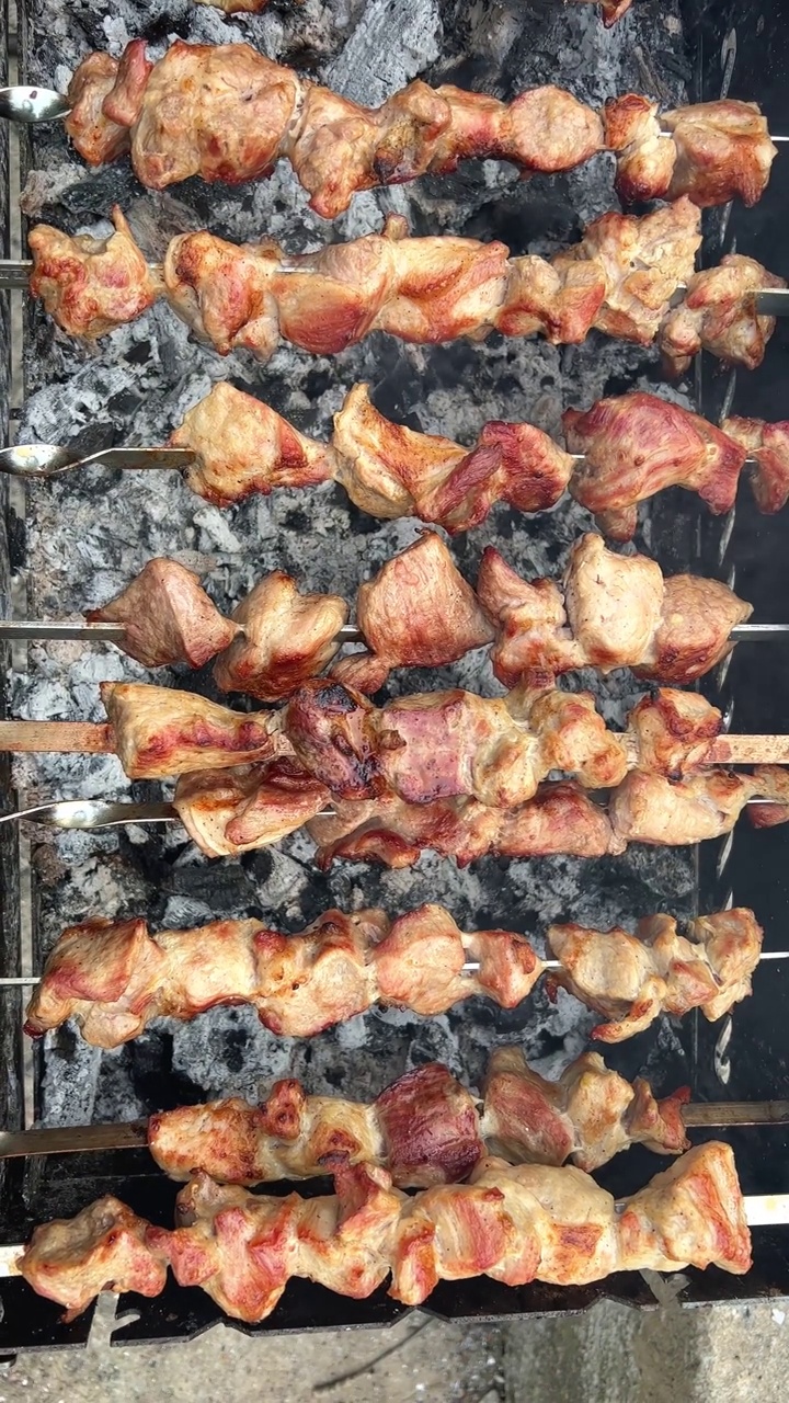 腌好的烤串是在烤架上用木炭烤的。羊肉串在东欧很受欢迎。羊肉串最初是用羊肉做的。烧烤烤牛肉串视频下载