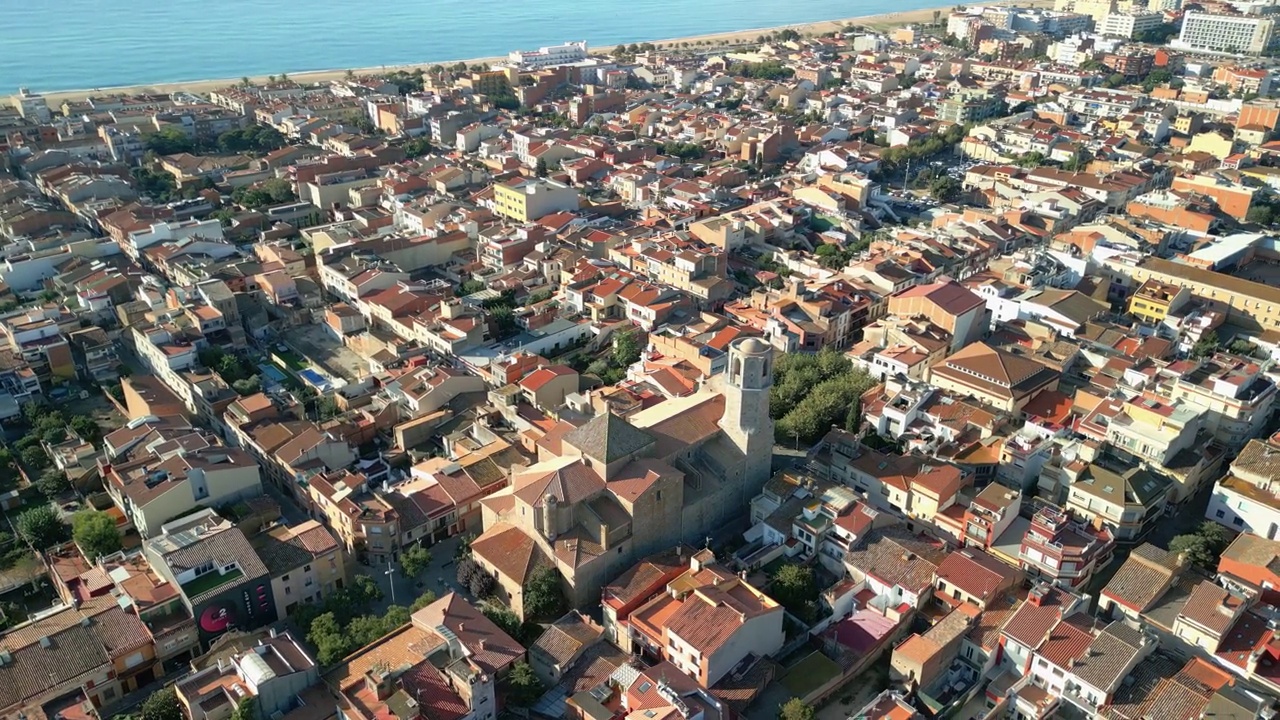 Malgrat de MarFly的大教堂教堂在马雷西姆海岸的巴塞罗那旅游城市渔民俯瞰大海视频下载