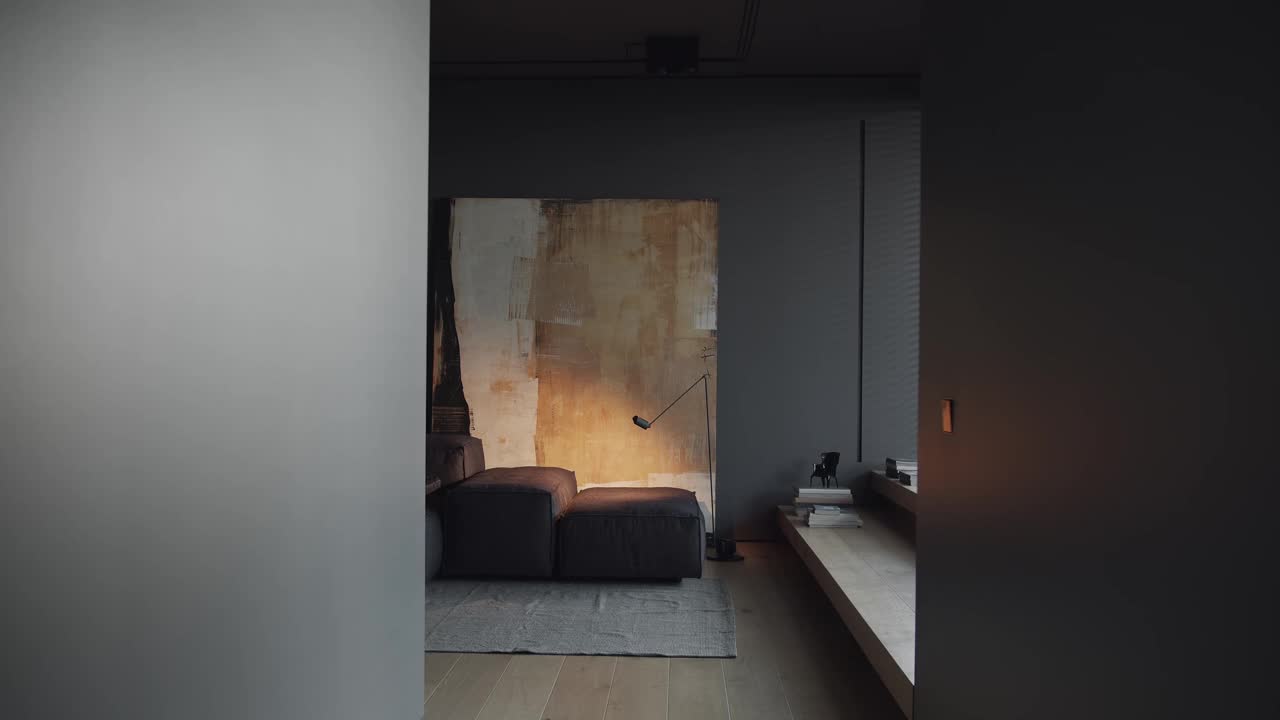 现代极简主义的客厅以黑灰为主调，大幅油画视频下载