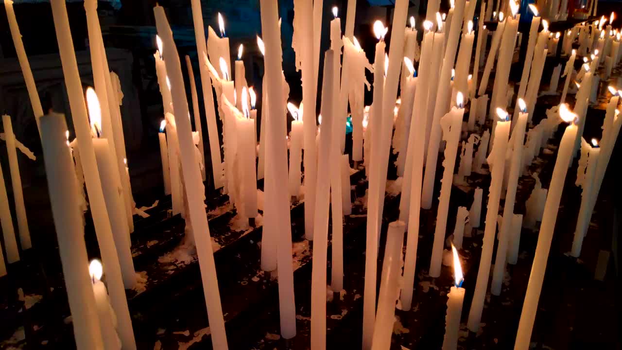 教堂里燃烧的蜡烛视频下载