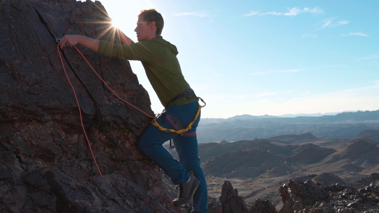 登山运动员利用绳索和装备登上山顶视频下载