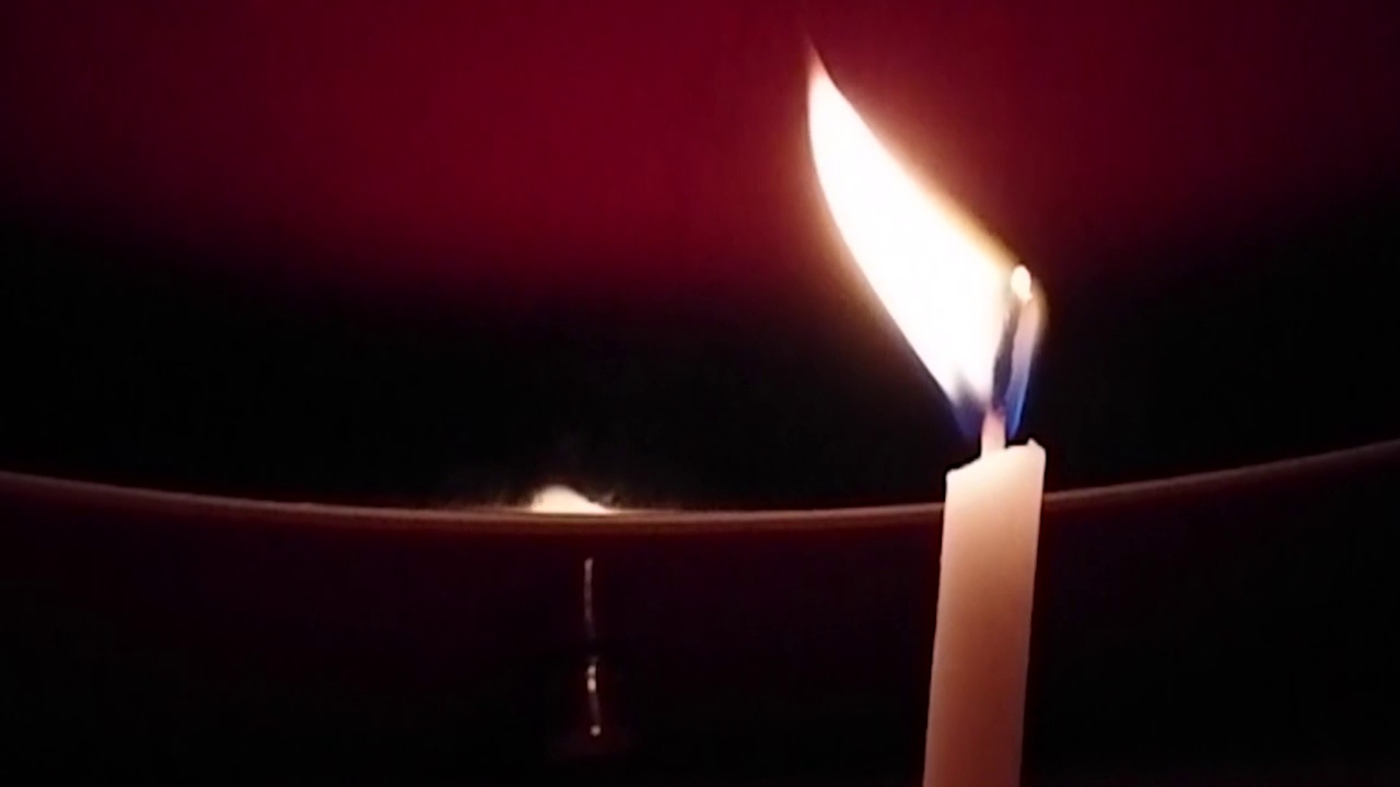 在教堂里点燃蜡烛视频素材