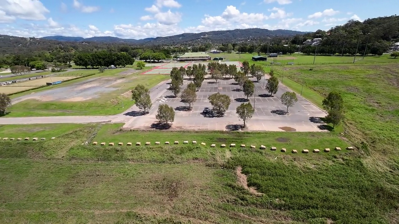 在澳大利亚昆士兰州东南部的一个阳光灿烂的日子里，无人机俯瞰黄金海岸腹地和公园视频下载